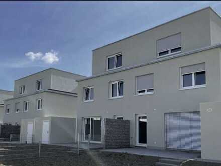 Erstbezug: ansprechende 5-Zimmer-Doppelhaushälfte mit EBK in Steinbach