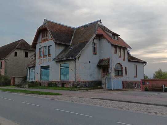 Herrenhaus in Dorflage mit Laden und Pferdeställen und 4.000 qm Grund