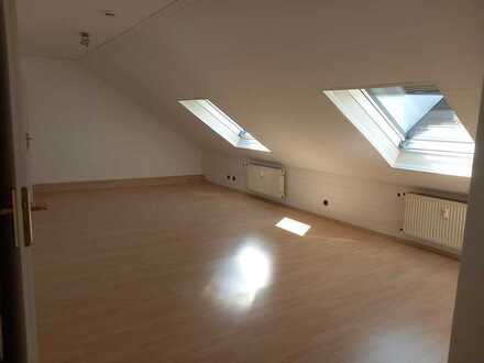 Gepflegte 2-Zimmer-DG-Wohnung mit EBK in Hainburg