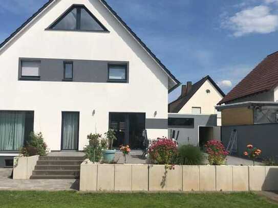 Neuwertiges Haus mit sechs Zimmern und EBK in Bobenheim-Roxheim