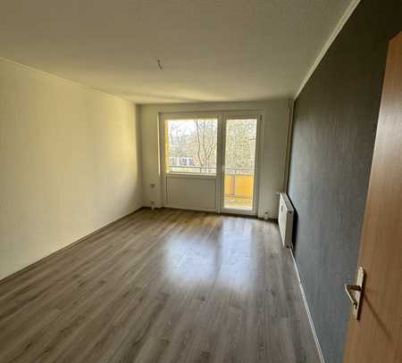 geräumige 2-Raum-Wohnung mit Wannenbad und Fenster, EBK, Balkon, Kabel-TV