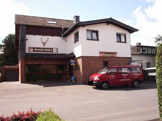 Zum Mehrfamilienhaus umgestaltbares Hotel-Restaurant in Bornheim-Merten