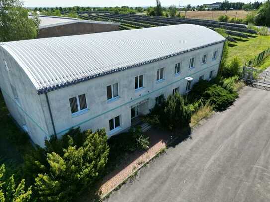 modernes Bürogebäude an der A4, große Hallen- und Freiflächen, Neubau weiterer Hallen möglich