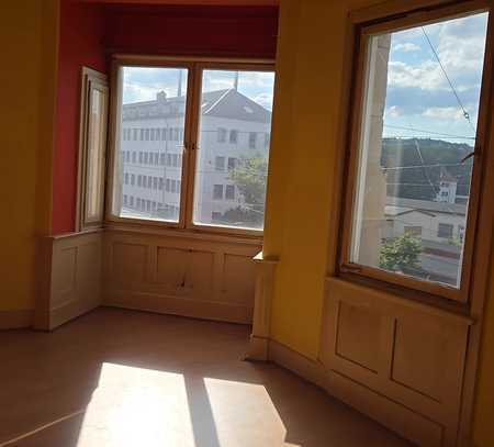 S-Ost: Jugendstil, Denkmalschutz: Freie 3-Zimmer-Wohnung im 2.OG, kl. Balkon, renovierungsbedürftig.