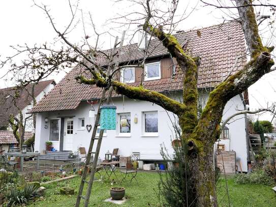 Charmantes, freistehendes Einfamilienhaus mit großem Garten und zwei Garagen