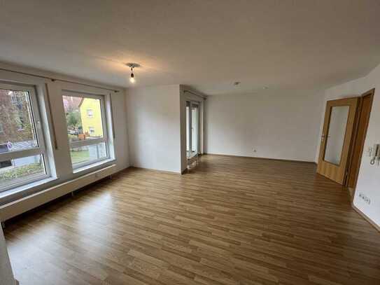Moderne Zwei-Zimmerwohnung mit Balkon, Tiefgaragenstellplatz und Hausmeisterservice
