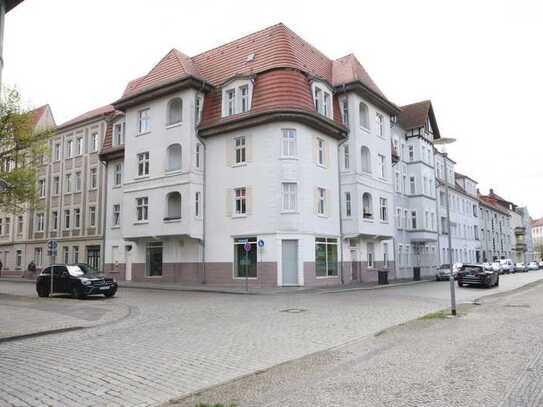 Großzügige und schöne 4-Zimmer-Altbauwohnung mit Loggia in direkter Nähe vom Rathaus