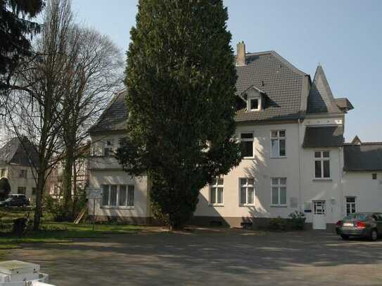 Großzügige Altbauwohnung in einer Denkmalgeschützen Villa