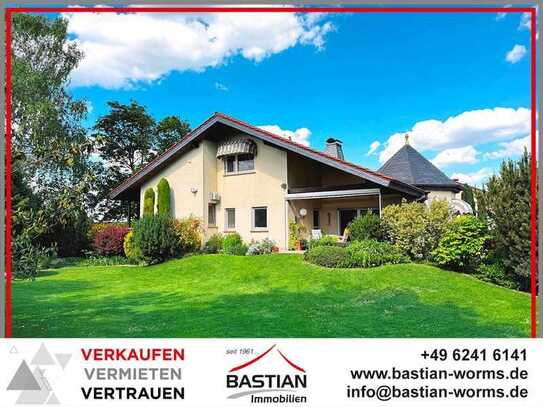 Architektur mit Anspruch: Eleganter Bungalow mit Garten, Doppel-Garage, ELW und vielen Extras!