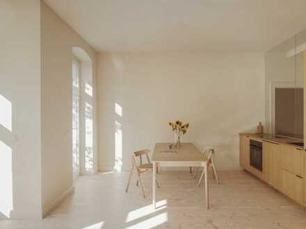 Design-Altbauwohnung mit offenem Wohnen, Küche von Reform CPH, 2 schicken Bädern & mehr