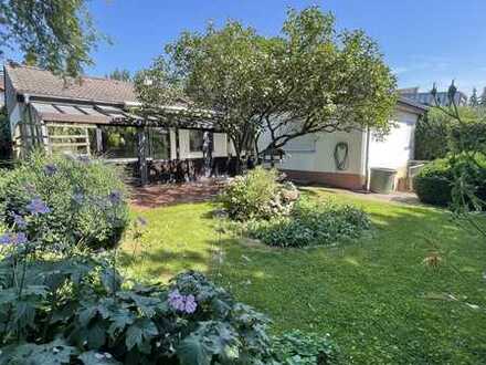 Großzügiges Einfamilienhaus in sehr guter und ruhiger Wohnlage mit idyllischem Garten