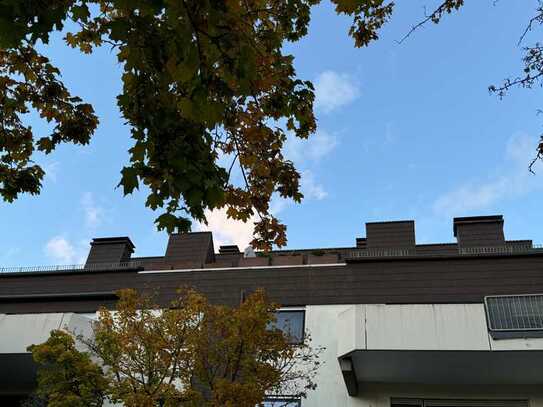 VERMIETETE, FREUNDLICHE 2 Zi.-ETW MIT SONNENBALKON & AUßENSTELLPLATZ