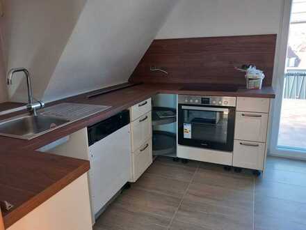 Geschmackvolle DG-Wohnung mit zwei Zimmern sowie Balkon und Einbauküche in Heilbronn