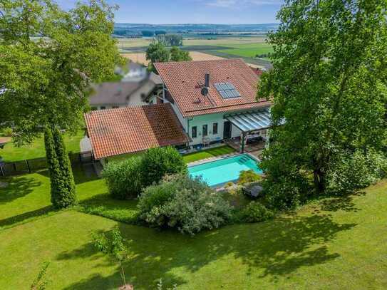 Exklusives Angebot: Luxuriös wohnen im Architektenhaus mit Fernblick und Pool in Moosthenning