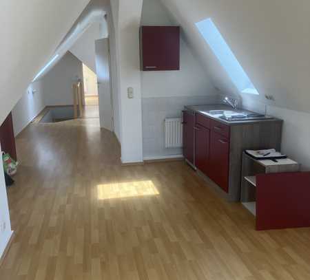 Interessante Dachgeschoß-Wohnung wieder zu vermieten! Bei Bedarf auch mit EBK