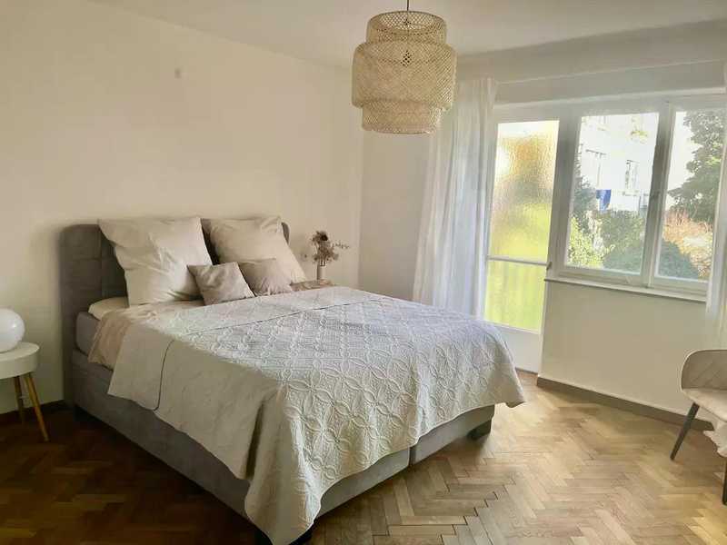 Vollmöblierte 3-Zimmer Wohnung mit Balkon im 1. OG in Stuttgart-Süd