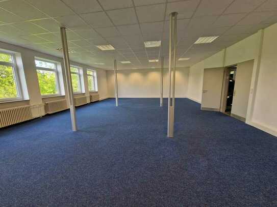 Ruhige, helle, sehr ordentliche Büroflächen, großer Schulungsraum (2.OG, links)