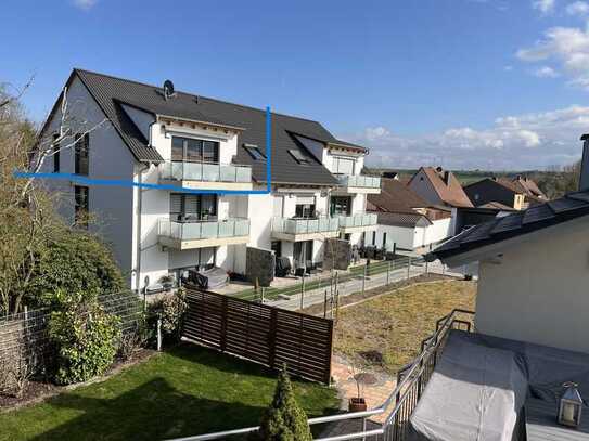 Attraktive und neuwertige 3-Raum-Dachgeschosswohnung mit geh. Innenausstattung mit Balkon