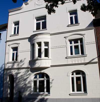 Stadthaus: reizvolle, lichtdurchflutete Maisonette-Wohnung (2.OG/DG) mit Balkon