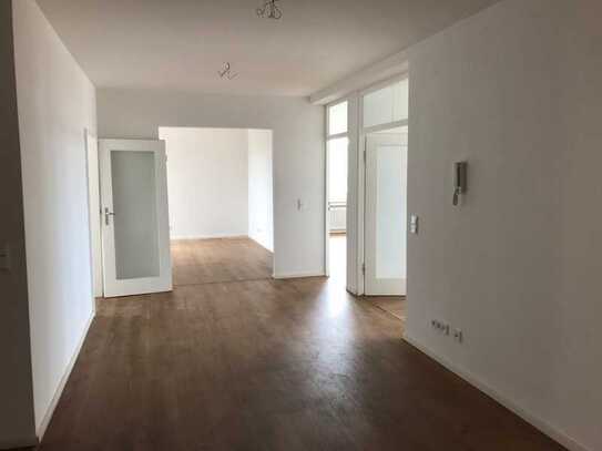 5 Räume , erweiterbar auf 8 Räume, lichtdurchflutet, modern ,mit Balkon u. Lift