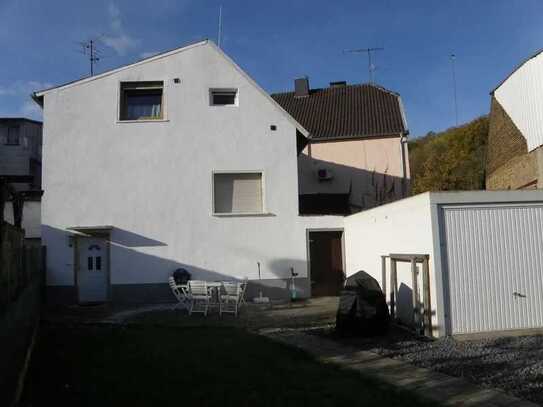 Einfamilienhaus mit Garten und Garage