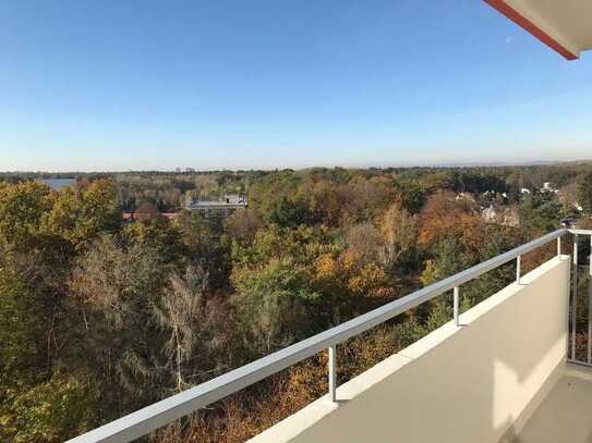 Erstbezug nach Sanierung: Toll geschnittene 2 ZW m. Parkett, großem Balkon - unglaublicher Weitblick