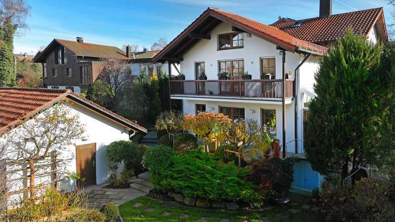 Ruhiges, idyllisches Wohnen in Deisenhofen. Offen gestaltete Architektenvilla mit attraktivem Garten