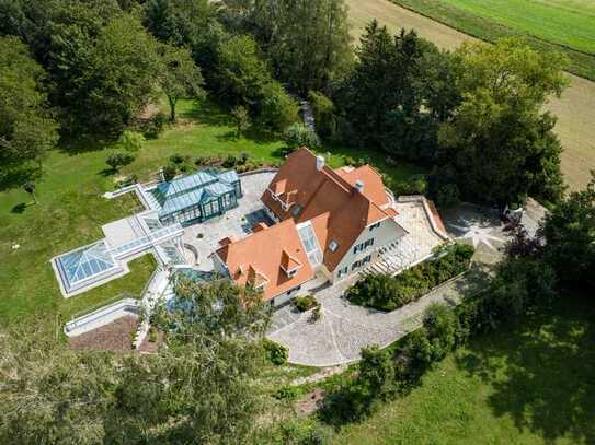 Traumhaftes Villenanwesen mit Schwimmhalle und Panoramablick: Ihr exklusives Zuhause bei München