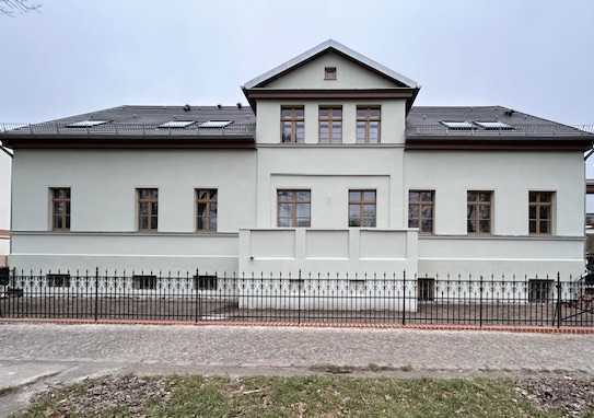 Charmante 2-Zimmer-Hochparterre-Wohnung mit großer Terrasse im denkmalgeschützten Ensemble