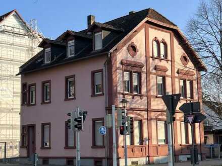 Denkmalgeschütztes Mehrfamilienhaus mit Imbissbetrieb und Lagergebäude in Neckarau, Mannheim