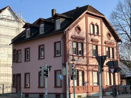 Denkmalgeschütztes Mehrfamilienhaus mit Imbissbetrieb und Lagergebäude in Neckarau, Mannheim