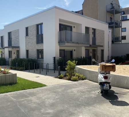 Erstbezug: gehobene 2-Zimmer-Wohnung mit Loggia in zentraler Lage