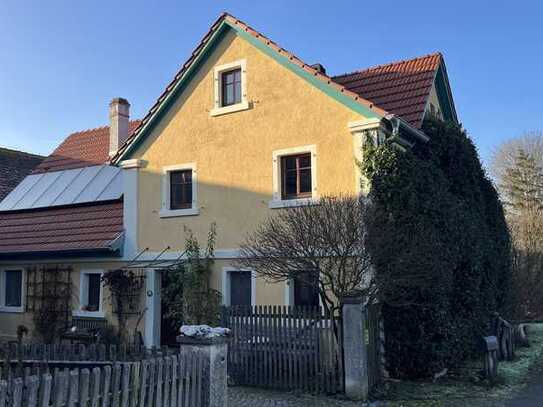 Liebevoll renoviertes Bauernhaus mit Unterstand und 2 Scheunen