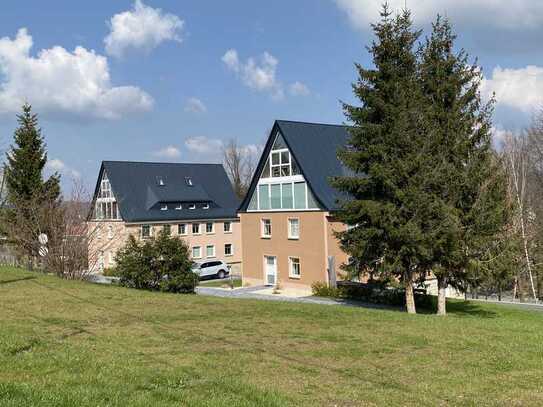 ungewöhnliche 4-Raum-Maisonette mit großer Glasfront und eigenem Garten