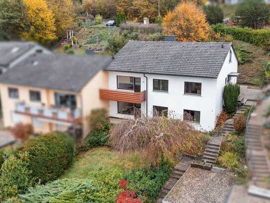 Wohnen mit tollem Ausblick: Zweifamilienhaus mit Modernisierungsbedarf auf attraktivem Grundstück