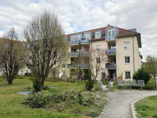 Schöne Eigentumswohnung mit Balkon, Aufzug und Tiefgaragen-Stellplatz in ruhiger Siedlung in Dresden