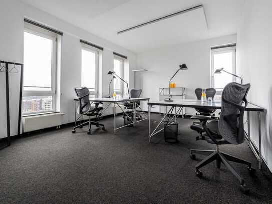 Teambüro für 4 Personen mit Blick über Hamburg