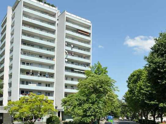 Doppelter Weitblick: Zwei Balkone mit Blick nach Frankfurt/Main