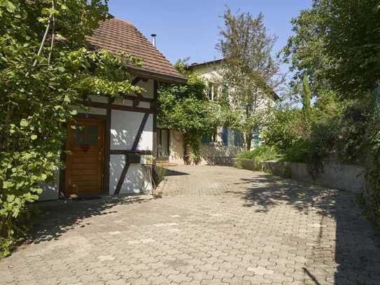 Großes Einfamilienhaus mit sep. Fachwerkhäuschen und wundervoller Garten in 79312 Emmendingen-WR