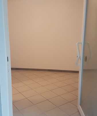 Helle Souterrain Wohnung in Top Lage