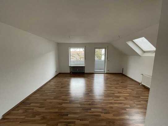 Dachtraum-Maisonette (vermietet)
3 ZKB mit 2 Bädern, 2 Balkonen und Garage!