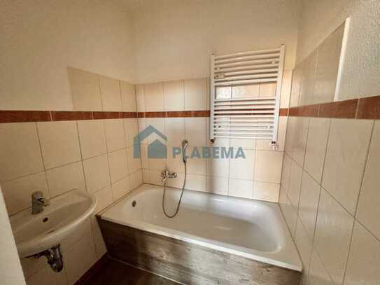 Komplett renovierte 4 Zimmer Wohnung, neue EBK, Balkon
