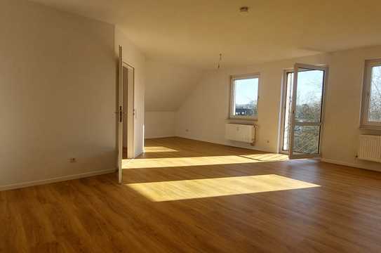 Frisch und komplett sanierte 2-Zi-Dachgeschoßwohnung mit franz. Balkon