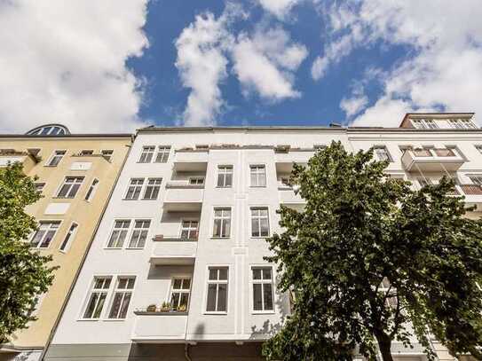 Vermietete Altbauwohnung mit 5 Zimmern, Balkon & Wannenbad nahe Revaler Straße