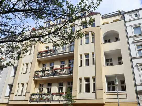 Charming old building with south-facing balcony in the heart of Prenzlauer Berg