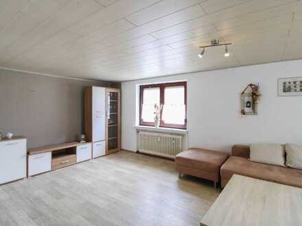Bezugsfrei: Zweifamilienhaus mit großzügigem Hof und 2 Garagen in Haiger-Dillbrecht