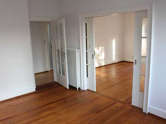 Stilvolle 4-Zimmer-EG-Altbauwohnung mit Balkon, neuw. Einbauküche u. neuem Bad in Offenburg Oststadt