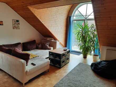 Helle, gepflegte 2-Zimmer-DG-Wohnung mit Süd-Balkon und EBK, sehr ruhige Lage