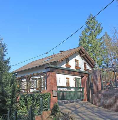 Traumhafte Aussicht - freistehendes Einfamilienhaus im Landhausstil