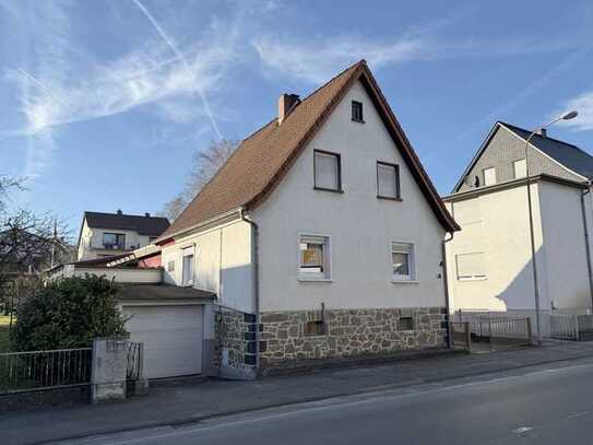 Gepflegtes Einfamilienhaus mit großzügigem Anbau und Garage in zentraler Lage